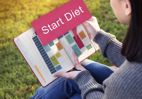 Žena čte knihu a začít dietu — Stock fotografie