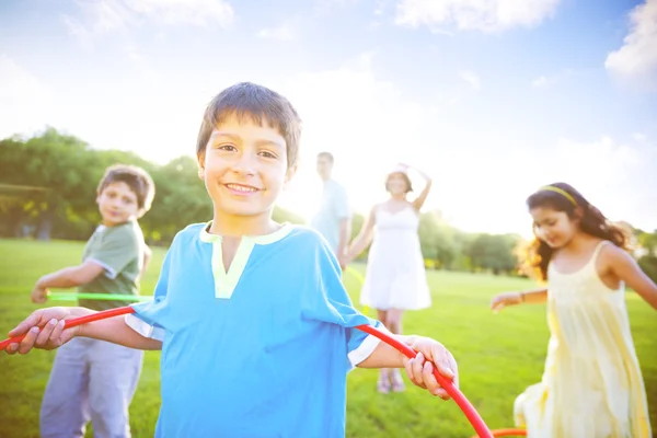 Familie doen oefening met hula hoops — Stockfoto