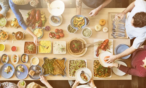 Mensen genieten van voedsel — Stockfoto