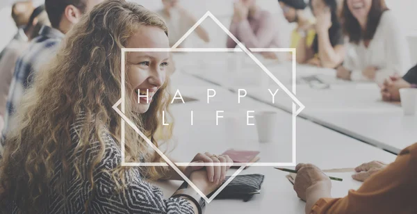 Empresária sorrindo na reunião e feliz vida — Fotografia de Stock