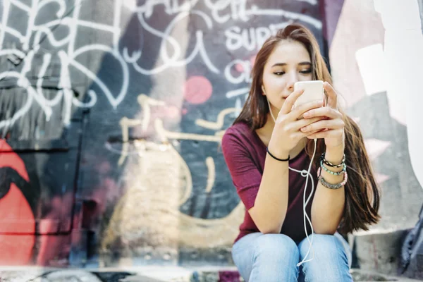 Mulher ouvindo música — Fotografia de Stock