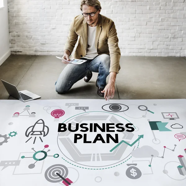 Zakenman werken met Business Plan — Stockfoto