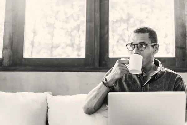 Jovem homem bonito usando dispositivo digital — Fotografia de Stock