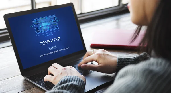 Kvinna att skriva på laptop med dator — Stockfoto