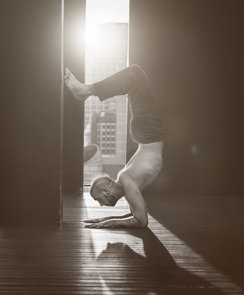 Homme actif pratiquant le yoga — Photo