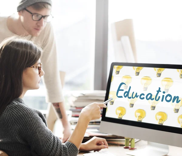 Vrouw weergegeven op de monitor met onderwijs — Stockfoto