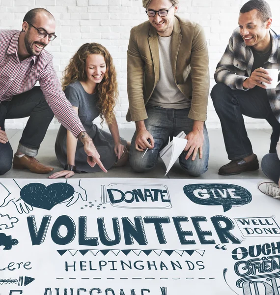 Ontwerpers werken met poster ' en ' vrijwilligerswerk — Stockfoto