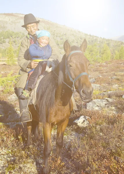 Homem sentado a cavalo — Fotografia de Stock