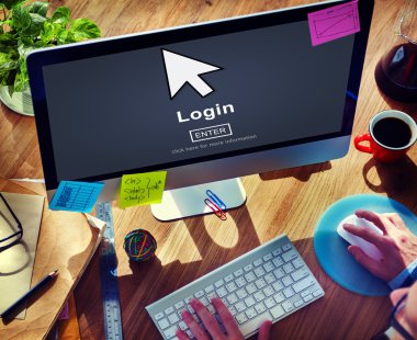 Bilgisayar ve günlük kavram kullanan adam