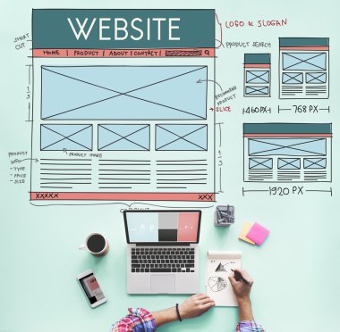 Web sitesi ile masa üstünde laptop