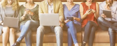 insanlar oturmak ile dijital cihazlar 