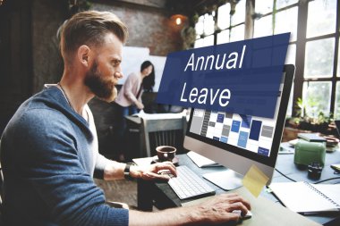 bilgisayarda çalışan adam