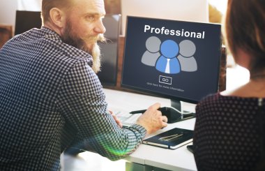 bilgisayarda Professional ile çalışan iş adamı