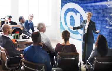İş arkadaşları birlikte çalışıyor.