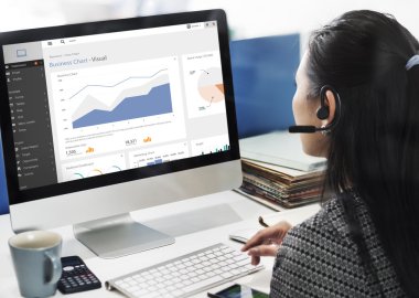 işkadını üstünde bilgisayar grafik ile çalışma