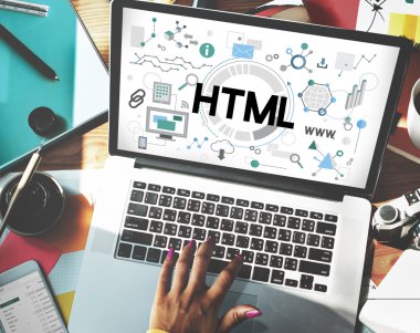 İşyerinde dizüstü bilgisayar kullanan kadın