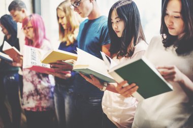 Öğrenciler kitap okuyor 