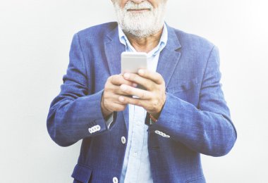 Dijital aygıt kullanarak sakallı olgun adam