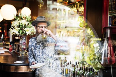 Şık hipster adam bir şey yazma 