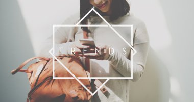 cep telefonu ve eğilimleri olan kadın