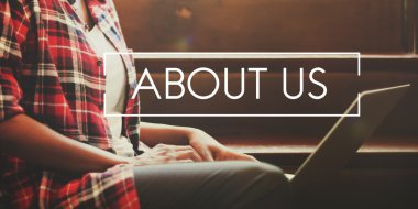 Arka plan üzerinde dizüstü bilgisayar kullanan kadın