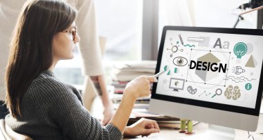 tasarımı ile monitörde gösterilen kadın