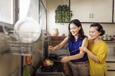 Kızı anne kavramı ile