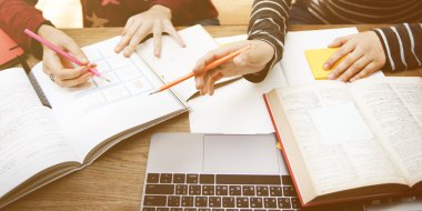 Kadınlar dizüstü bilgisayar ve kitap