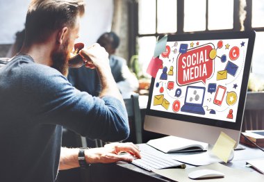 bilgisayarda çalışan adam