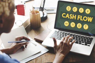 nakit akışı ile dizüstü bilgisayar üzerinde çalışan kadın