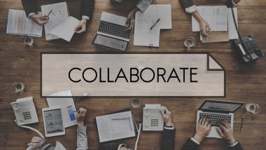 iş adamları iş başında elektronik cihazlar ile