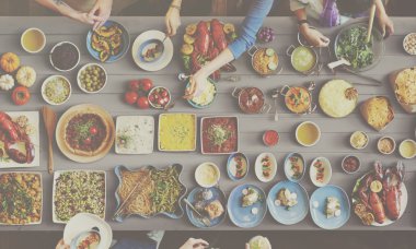 arkadaşlar büyük tablo için yemek