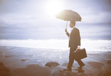 Plajda işadamı kalan yalnız