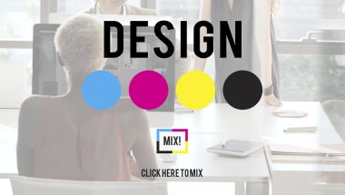 İşkadını üstünde bilgisayar ve tasarım çalışma