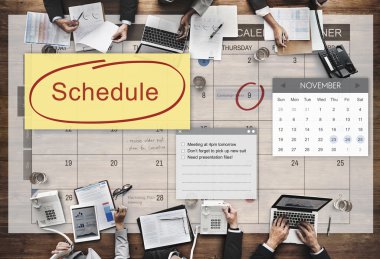 iş adamları iş başında elektronik cihazlar ile