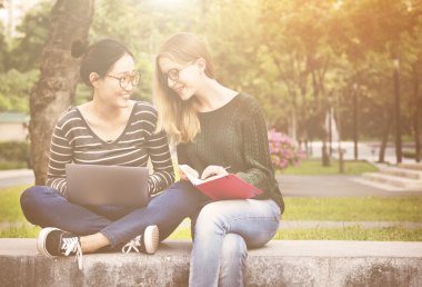 Kadınlar dizüstü bilgisayar ve kitap