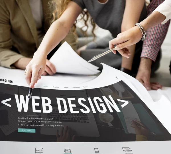 Designers travaillant avec poster et web design — Photo