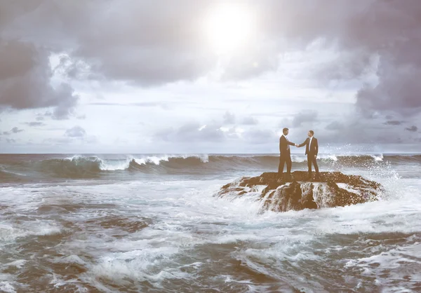 Empresários apertando as mãos — Fotografia de Stock