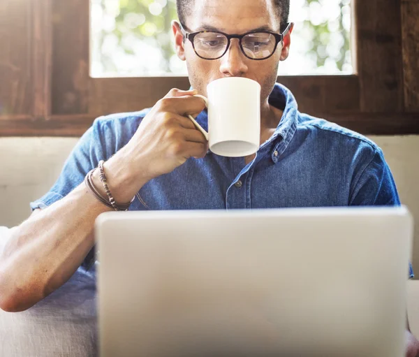 Ung vacker man använder digital enhet — Stockfoto