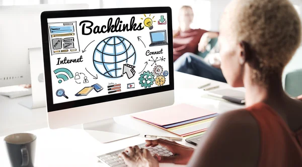 Femme d'affaires travaillant sur ordinateur avec Backlinks — Photo