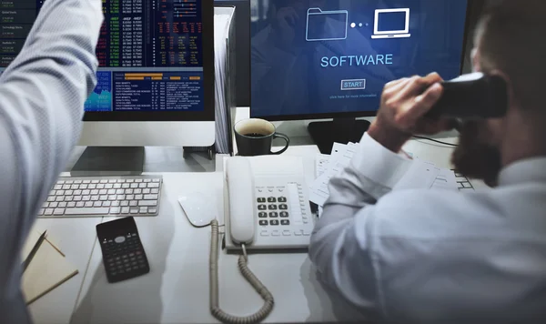 Geschäftsleute arbeiten und Software — Stockfoto