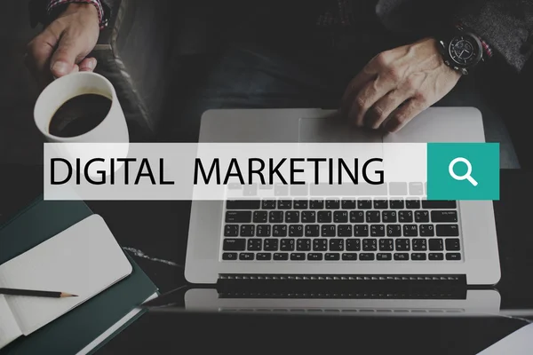 Laptop mit digitalem Marketingkonzept — Stockfoto