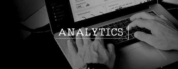 Φορητό υπολογιστή με analytics έννοια — Φωτογραφία Αρχείου