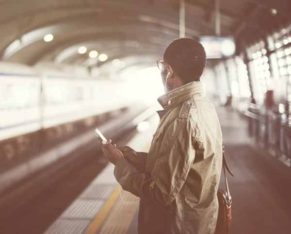 Affärsman väntar på Train Station Concept — Stockfoto