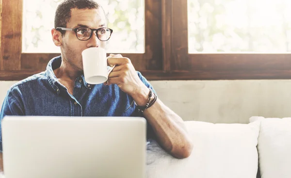 Jovem homem bonito usando dispositivo digital — Fotografia de Stock