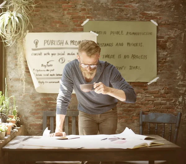 Homem que trabalha com documentos — Fotografia de Stock