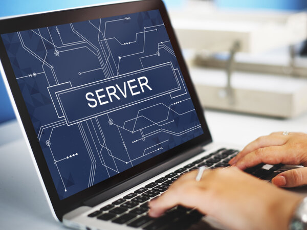 женщина с помощью ноутбука