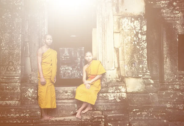 Överväger munkar i Kambodja — Stockfoto