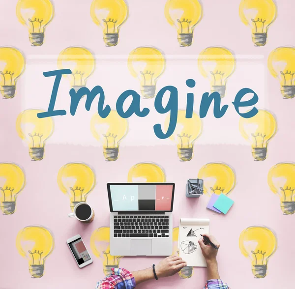 Laptop na stole z imagine — Zdjęcie stockowe