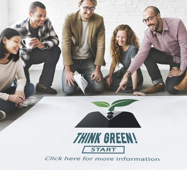 Ontwerpers werken met poster en denk groen — Stockfoto